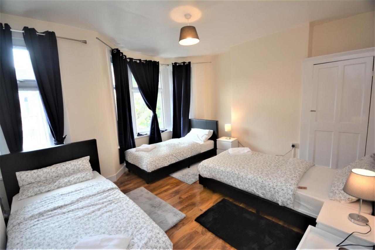 Cheerful 3 Bedroom Home In Greater London Kültér fotó