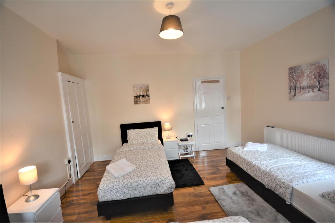 Cheerful 3 Bedroom Home In Greater London Kültér fotó